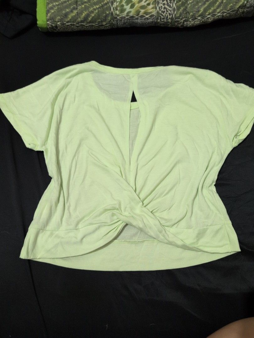 Old navy gym top (Category: Others Tops) located in Imus. Submitted by kmoort (Listing ID 1366712687, Image 3). Description: large on tag Ang Ganda ng material Po Neto and back details as well color may vary due to light condition no photos when worn sf not included.