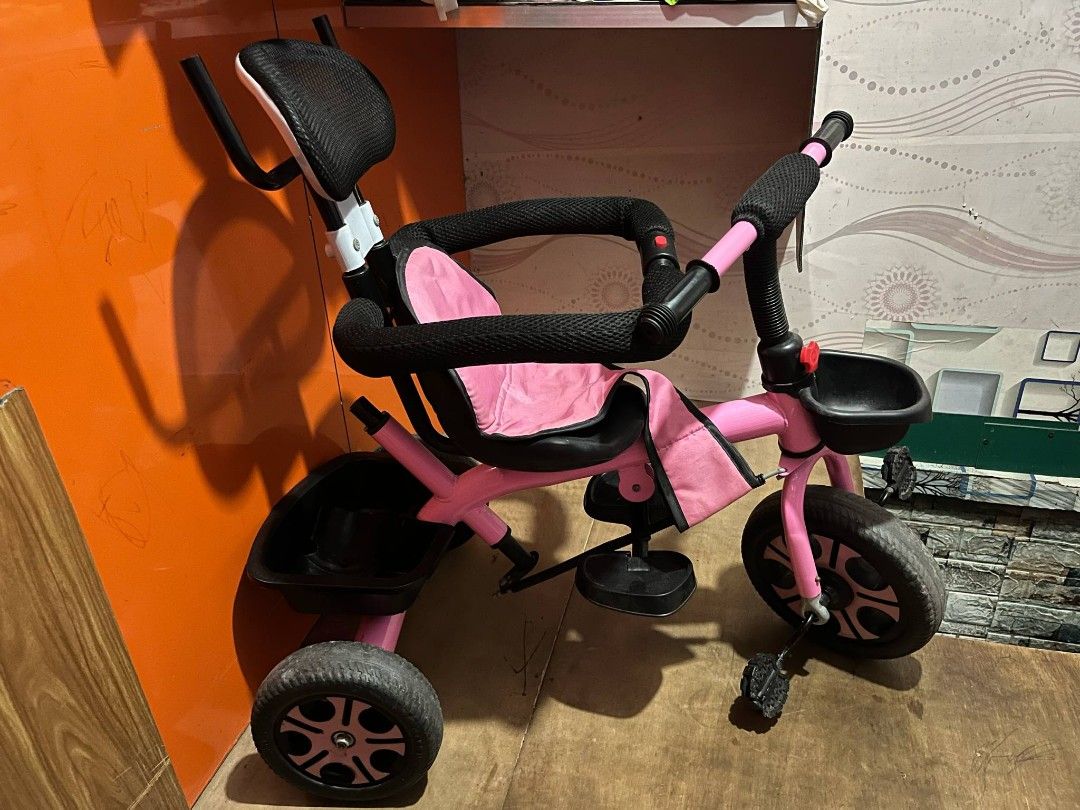 Preloved Pink Baby Bike (Category: Bicycles) located in Makati City. Submitted by stickychi (Listing ID 1366545575, Image 3). Description: Slightly used and working well. Flaw: May basag na yung lalagyan lang nmn pero hindi nakakaapekto sa functionality (see last photo). Location: Quezon City #bike #babybike #toy #toys #toybike #wheels #pink #pinkbike #girl #girlbike #babytoy #toddlertoy #toddler #baby #preloved #prelovedtoy #rideons.
