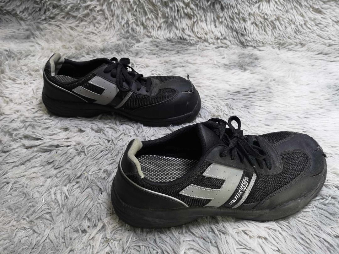 Round Toe lace Low Top Sneaker (Category: Sneakers) located in Santa Cruz. Submitted by jmy_surplus.2 (Listing ID 1366585943, Image 2). Description: Size ; 26.5cm Color ; Black Type ; Sneaker Brand ; No Brand Material ; Nylon Style ; Black Lace Sneaker LR 111 JMY 1.