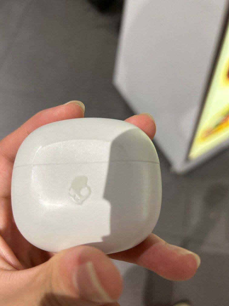 Skullcandy Rail (Category: Earphones) located in Singapore. Submitted by ryan_sl (Listing ID 1366578213, Image 2). Description: minor scratches on case.