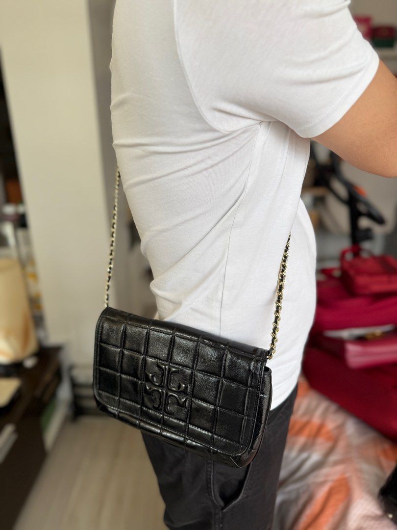 Tory burch (Category: Luxury Bags & Wallets) located in Butuan. Submitted by BytheriverClothing (Listing ID 1366621666, Image 2). Description: Needs cleaning 9/10 Original .