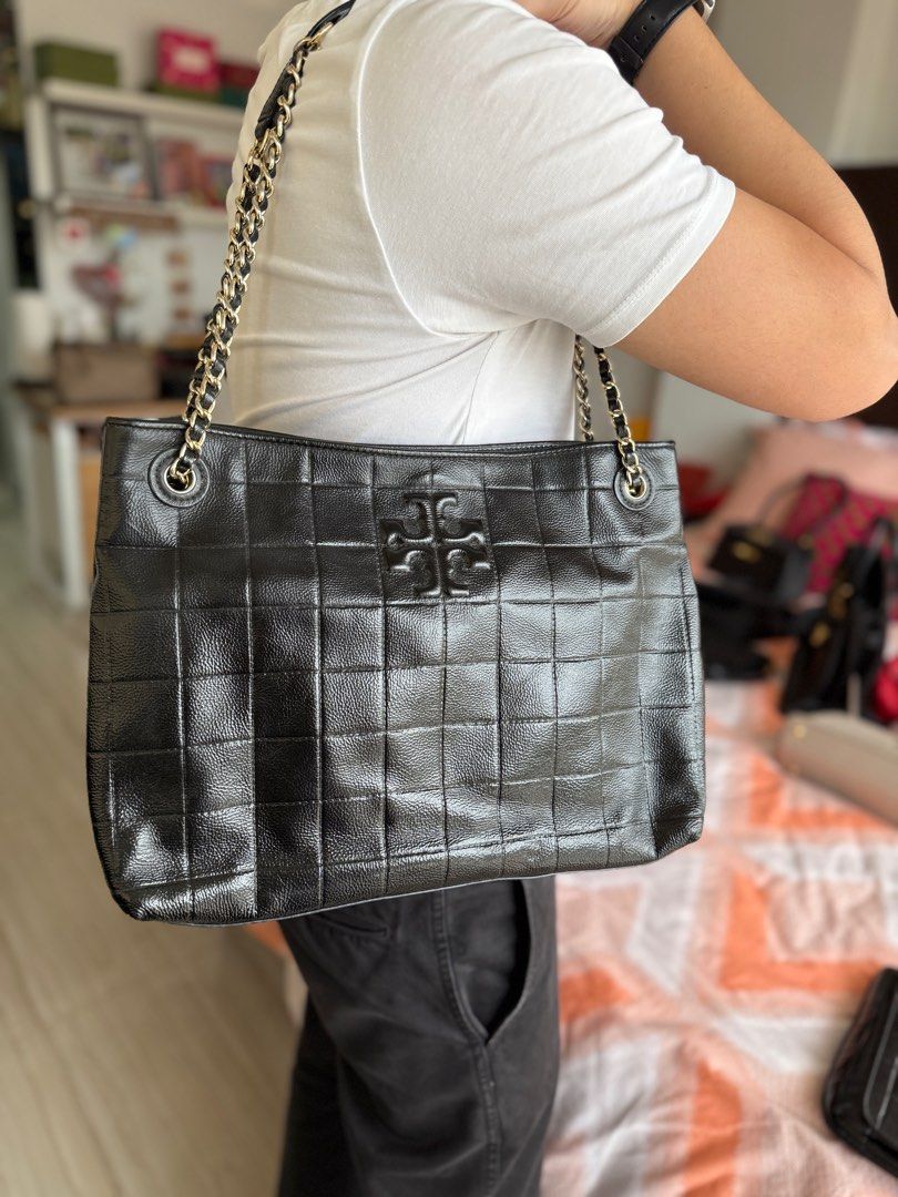 Tory burch (Category: Luxury Bags & Wallets) located in Butuan. Submitted by BytheriverClothing (Listing ID 1366621666, Image 3). Description: Needs cleaning 9/10 Original .
