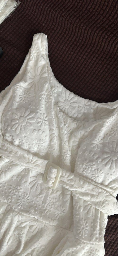WHITE ONE PIECE SWIMSUIT L-XL (Category: Bikinis & Swimsuits) located in Taguig. Submitted by patty31 (Listing ID 1366555922, Image 1). Description: BRAND NEW NEVER BEEN USED‼️ Not for my body type since I’m tall huhu pretty pa naman so much 😭 Bought it on orange app For 527 Selling it for ₱500 pesos Please no low ballers since the item is brandnew and never been worn THANK YOU! Location Taguig city .