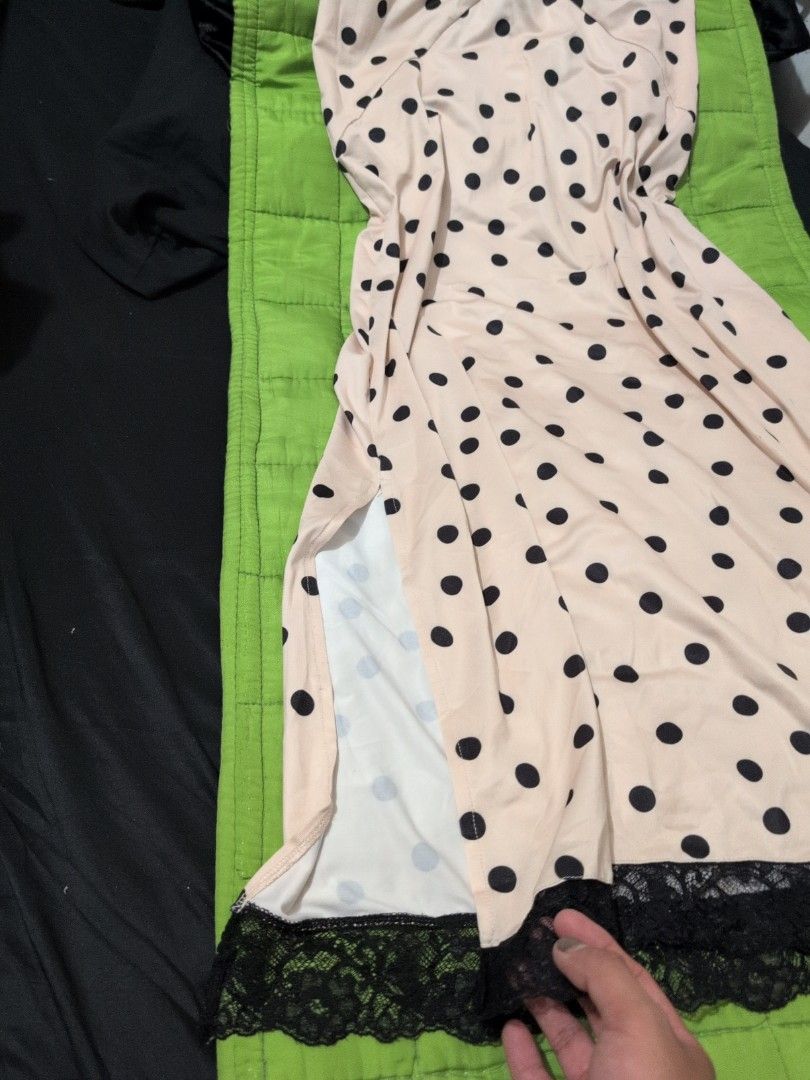Zara maxi (Category: Dresses) located in Imus. Submitted by kmoort (Listing ID 1366711315, Image 2). Description: medium on tag not sure kung pang tulog or dress pro I find it nice as a dress side slit on both sides length is like 5 inches below the knee color may vary due to light condition no photos when worn sf not included.