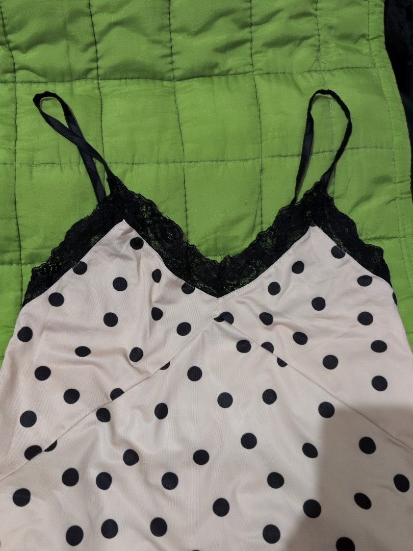 Zara maxi (Category: Dresses) located in Imus. Submitted by kmoort (Listing ID 1366711315, Image 3). Description: medium on tag not sure kung pang tulog or dress pro I find it nice as a dress side slit on both sides length is like 5 inches below the knee color may vary due to light condition no photos when worn sf not included.