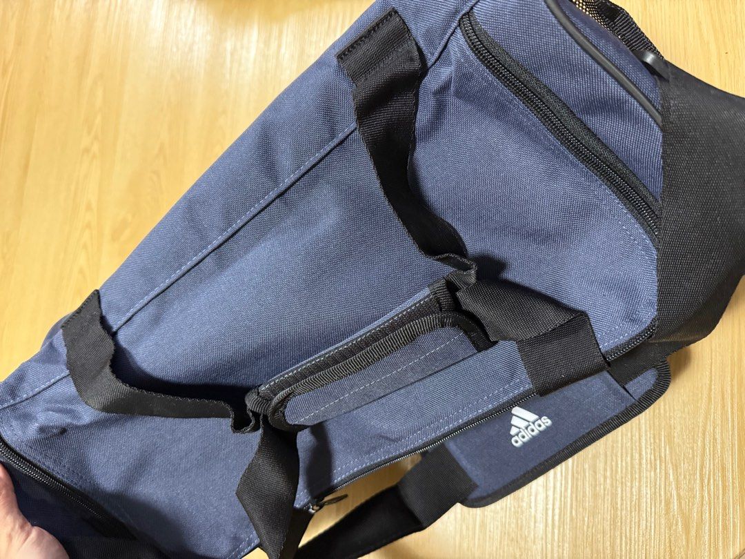 由 rileytsai589842 (刊登 ID 1368257537，圖片 2) 提交，位於 台北市 (Taipei) 的 Adidas 運動包 (類別：其他運動配件)，說明：全新未使用過。