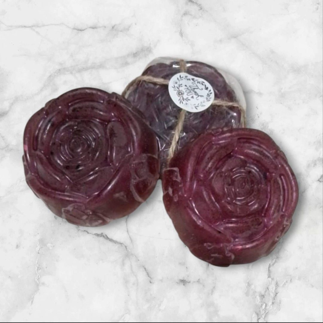 Beetroot soap (Category: Face Care) located in Singapore. Submitted by 1768_unknown (Listing ID 1368334594, Image 1). Description: ***HSA NOTIFIED*** THIS IS A BEETROOT SOAP WITH NIACINAMIDE. it's very good for the skin and helps with dark under eyes circles uneven skin tones and helps to reduce dark spots.