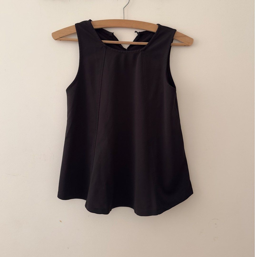 Black sleeveless (Category: Sleeveless) located in Cavite. Submitted by DeclutterwithMi (Listing ID 1368285464, Image 1). Description: Has a missing button at the back Fits XS to S.