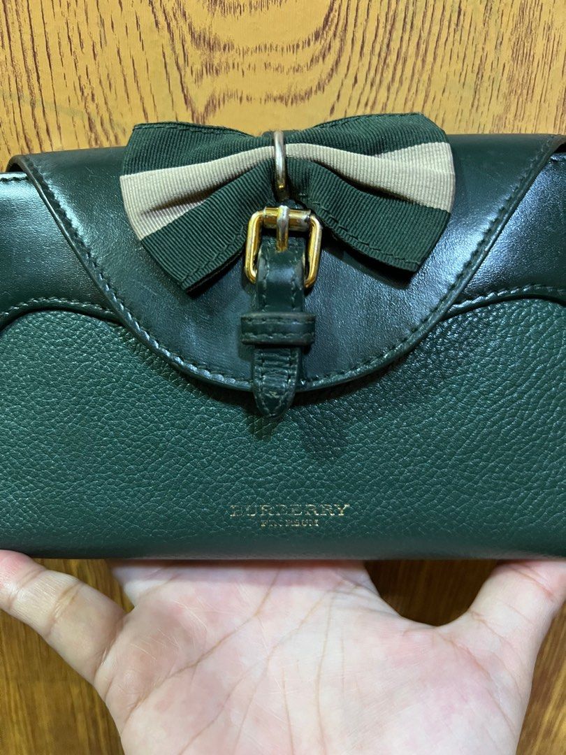 Burberry wallet (Category: Luxury Bags & Wallets) located in Valenzuela. Submitted by dianzskiyo (Listing ID 1368257752, Image 2). Description: Preloved Burberry wallet (✨rare design✨) 📍 what you see is what you get 📍 Managed ur expectation - this is preloved 📍 Slightly negotiable 📍 All details were already posted (pls check photos para iwas sa redundant na tanong 😉) 📍 Color may vary due to lighting 💡 📍 + SF 📍Last pic for refence only ct