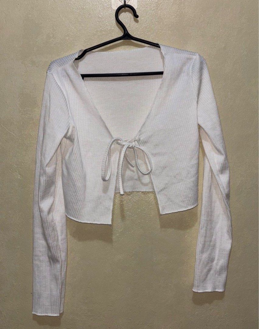 Cardigan long sleeve white croptop (Category: Longsleeves) located in Taguig. Submitted by de.clutter_manila (Listing ID 1368390087, Image 1). Description: good for xs - small girlies.