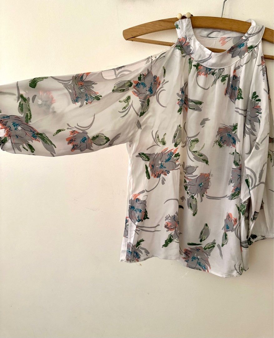 Floral off shoulder (Category: Others Tops) located in Cavite. Submitted by DeclutterwithMi (Listing ID 1368297222, Image 2). Description: .