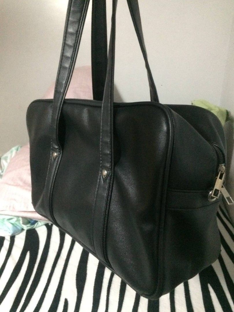 Japanese JK Shoulder Bag (Category: Shoulder Bags) located in Manila. Submitted by moonlitpetals (Listing ID 1368247703, Image 2). Description: Bought for P640 This is a 2nd hand item, so please manage your expectations - may onting tuklap sa gilid ng bag (slight tearing), but unnoticeable ^^ Luggage size: 40*26*12*CM(L) Material: PU leather - Luggage trend style: uniform bag - Year and season of launch: Winter 2024 - Lining texture: polyester - 