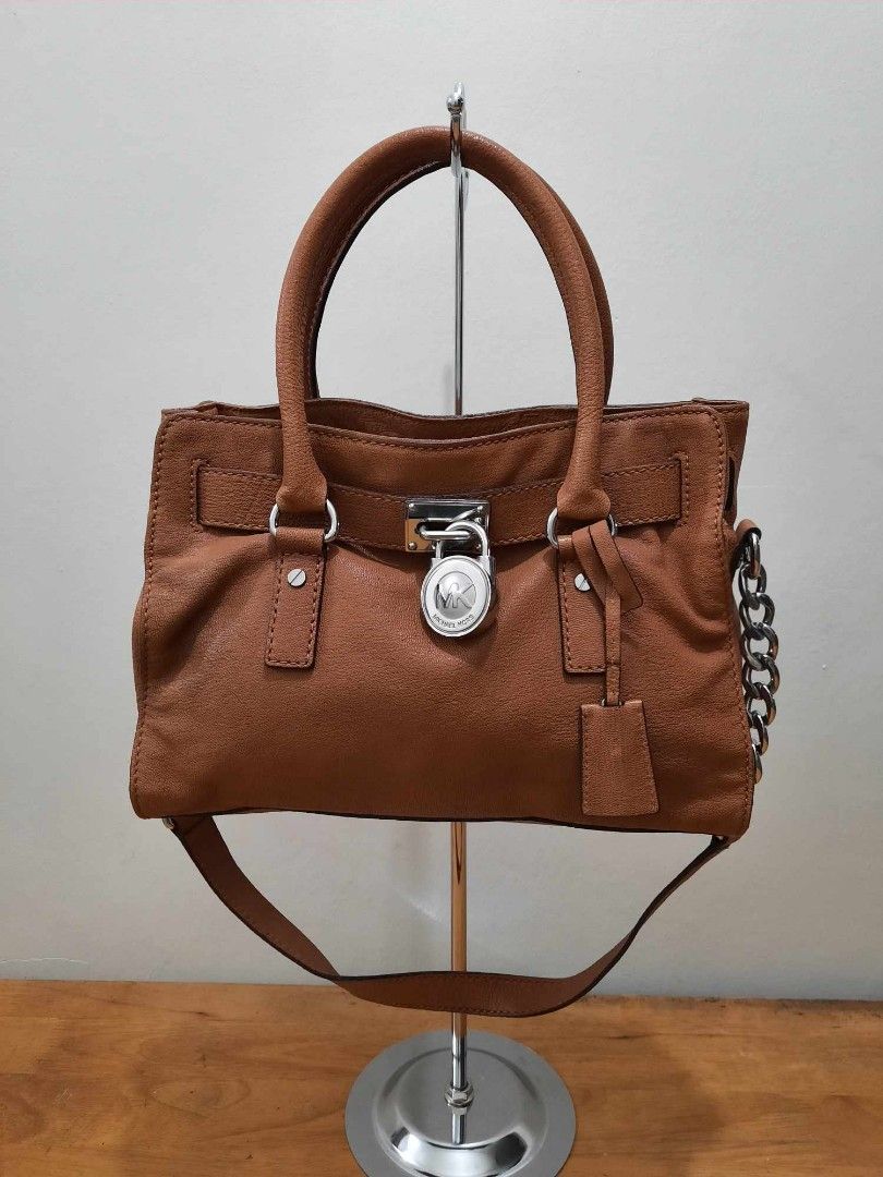 SALE!! MICHAEL KORS HAMILTON OG (Category: Luxury Bags & Wallets) located in Valenzuela. Submitted by one.touch (Listing ID 1368321576, Image 2). Description: 🔸️MICHAEL KORS HAMILTON og 🔸️Php 1200 lp 📌Preloved 📌With signed of USED 📌Good Condition 📌Genuine Leather 📌Silvertoned Hardware 📌Size 32 x 24 x 13 cm 📌PAYMENT FIRST 🚫NO COD 📍Valenzuela City.