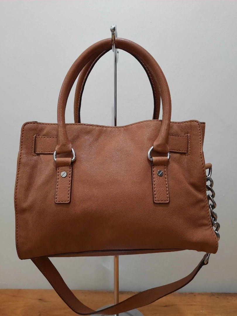 SALE!! MICHAEL KORS HAMILTON OG (Category: Luxury Bags & Wallets) located in Valenzuela. Submitted by one.touch (Listing ID 1368321576, Image 3). Description: 🔸️MICHAEL KORS HAMILTON og 🔸️Php 1200 lp 📌Preloved 📌With signed of USED 📌Good Condition 📌Genuine Leather 📌Silvertoned Hardware 📌Size 32 x 24 x 13 cm 📌PAYMENT FIRST 🚫NO COD 📍Valenzuela City.