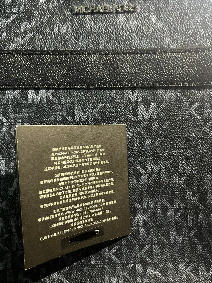MK Messenger Bag (Category: Luxury Bags & Wallets) located in Taguig. Submitted by kairotojii (Listing ID 1368328152, Image 3). Description: Bought in the US 🇺🇸 Haven’t been used, may mga cover pa yung parts ng bag. Shipping must be shouldered by the buyer..