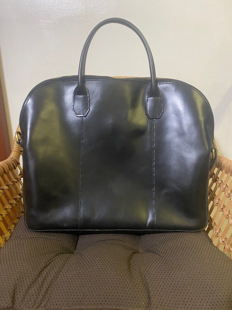 Ni qua cerniera leather document bag (Category: Laptop Bags & Sleeves) located in Marikina City. Submitted by lovebycris (Listing ID 1368324162, Image 1). Description: Ni qua cerniera document bag Made of genuine leather Made in Marikina Internal: canvas lining * 1 laptop pocket (fits 11 inch laptop) * 3 pen holders * 1 flat pocket * main body component can fit 13 inch laptop Measurements: 12 inch H x 14 inch W x 3 inch D With 36-40 inch adjustab