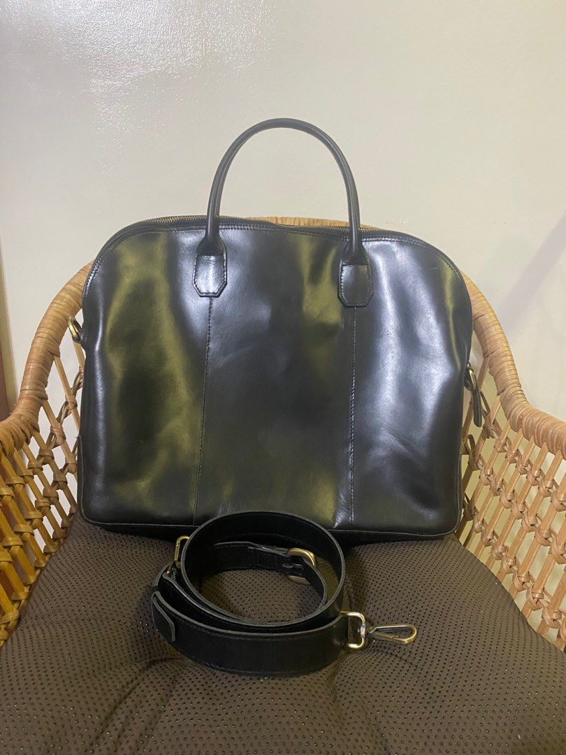 Ni qua cerniera leather document bag (Category: Laptop Bags & Sleeves) located in Marikina City. Submitted by lovebycris (Listing ID 1368324162, Image 3). Description: Ni qua cerniera document bag Made of genuine leather Made in Marikina Internal: canvas lining * 1 laptop pocket (fits 11 inch laptop) * 3 pen holders * 1 flat pocket * main body component can fit 13 inch laptop Measurements: 12 inch H x 14 inch W x 3 inch D With 36-40 inch adjustab