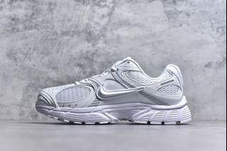 (Category: ) located in . Submitted by Outlet.Sneakers (Listing ID 1368242978, Image 1). Description: .