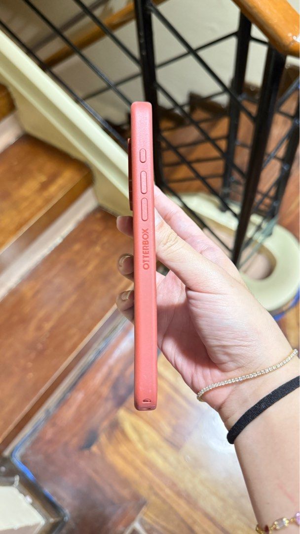 Original Otterbox Magsafe case iphone 16 pro max (Category: Cases & Sleeves) located in Manila. Submitted by sugarnspice1992 (Listing ID 1368321584, Image 2). Description: Magsafe 9/10 Bought in Amazon website Will present receipt upon chat/message Rfs: decluttering.