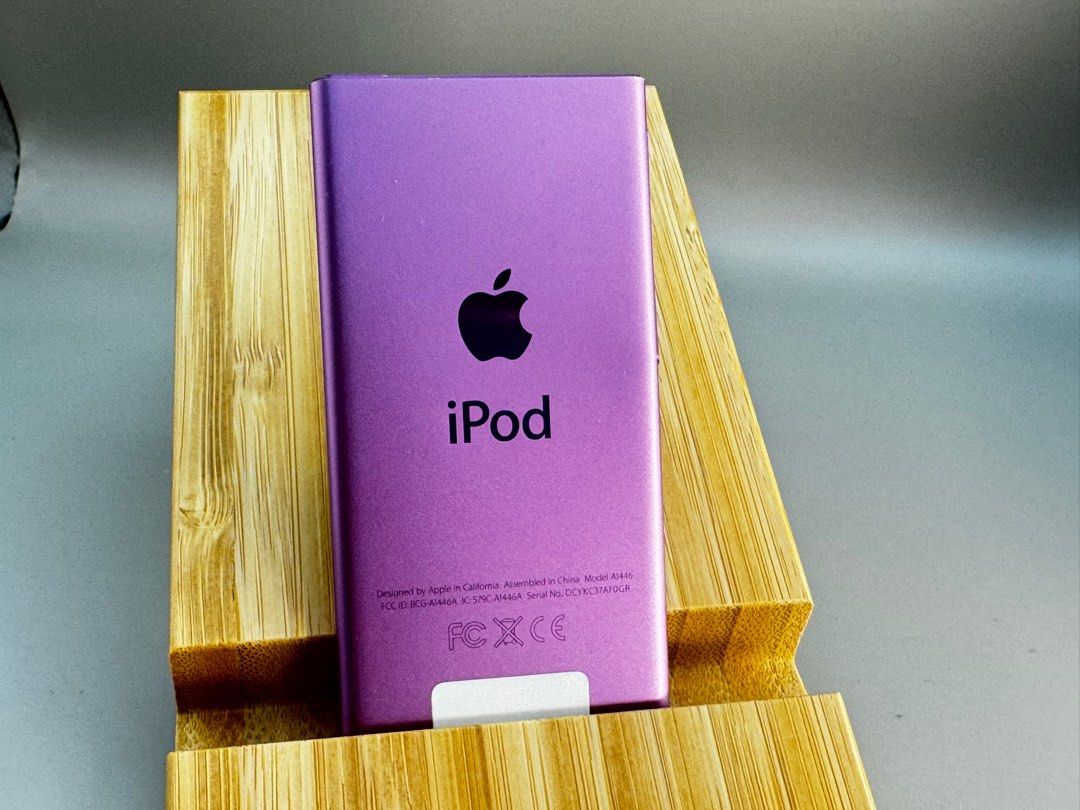 由 oz_apple_museum (刊登 ID 1368320980，圖片 2) 提交，位於 台北市 (Taipei) 的 【OZ Apple Museum】絕版 美品紫色 iPod nano 7、藍芽mp3、隨身音樂、古董收藏、學生在校使用 (類別：音樂播放裝置 MP3及CD 播放器)，說明：【OZ Apple Meseum】 我們提供 Apple 物美價廉的產品與專業 ——————————— ＠本賣場說明： 賣場物品皆為現貨，產品狀況都會提供詳盡的照片、影片與文字說明 還請確認清楚再下標，以免造成雙方的誤會 若有不詳盡的部分，歡迎多多提問！ ⋯⋯⋯⋯⋯⋯ 二手商品，不能與新品相比，不介意者在下標！ 請詳讀資訊，每一台的資訊都寫得非常的清楚喔！ 二手商品，出貨前會錄影檢查，並提供影片，確保彼此雙方的交易誠信！ 二手商品售出，恕不退貨！ —————————— ＠本產品狀況說明： 二手絕版 iPod nano 7 紫色 。容量：16GB 。商品外觀請詳看照片細節 。外觀幾乎沒有使用痕跡，