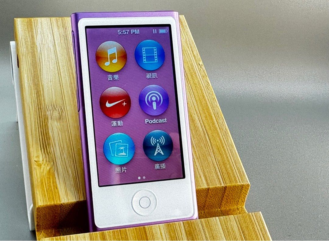 由 oz_apple_museum (刊登 ID 1368320980，圖片 1) 提交，位於 台北市 (Taipei) 的 【OZ Apple Museum】絕版 美品紫色 iPod nano 7、藍芽mp3、隨身音樂、古董收藏、學生在校使用 (類別：音樂播放裝置 MP3及CD 播放器)，說明：【OZ Apple Meseum】 我們提供 Apple 物美價廉的產品與專業 ——————————— ＠本賣場說明： 賣場物品皆為現貨，產品狀況都會提供詳盡的照片、影片與文字說明 還請確認清楚再下標，以免造成雙方的誤會 若有不詳盡的部分，歡迎多多提問！ ⋯⋯⋯⋯⋯⋯ 二手商品，不能與新品相比，不介意者在下標！ 請詳讀資訊，每一台的資訊都寫得非常的清楚喔！ 二手商品，出貨前會錄影檢查，並提供影片，確保彼此雙方的交易誠信！ 二手商品售出，恕不退貨！ —————————— ＠本產品狀況說明： 二手絕版 iPod nano 7 紫色 。容量：16GB 。商品外觀請詳看照片細節 。外觀幾乎沒有使用痕跡，