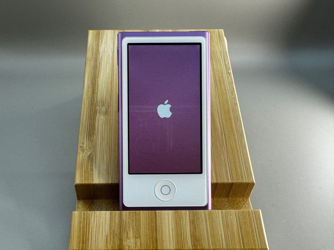 由 oz_apple_museum (刊登 ID 1368320980，圖片 3) 提交，位於 台北市 (Taipei) 的 【OZ Apple Museum】絕版 美品紫色 iPod nano 7、藍芽mp3、隨身音樂、古董收藏、學生在校使用 (類別：音樂播放裝置 MP3及CD 播放器)，說明：【OZ Apple Meseum】 我們提供 Apple 物美價廉的產品與專業 ——————————— ＠本賣場說明： 賣場物品皆為現貨，產品狀況都會提供詳盡的照片、影片與文字說明 還請確認清楚再下標，以免造成雙方的誤會 若有不詳盡的部分，歡迎多多提問！ ⋯⋯⋯⋯⋯⋯ 二手商品，不能與新品相比，不介意者在下標！ 請詳讀資訊，每一台的資訊都寫得非常的清楚喔！ 二手商品，出貨前會錄影檢查，並提供影片，確保彼此雙方的交易誠信！ 二手商品售出，恕不退貨！ —————————— ＠本產品狀況說明： 二手絕版 iPod nano 7 紫色 。容量：16GB 。商品外觀請詳看照片細節 。外觀幾乎沒有使用痕跡，