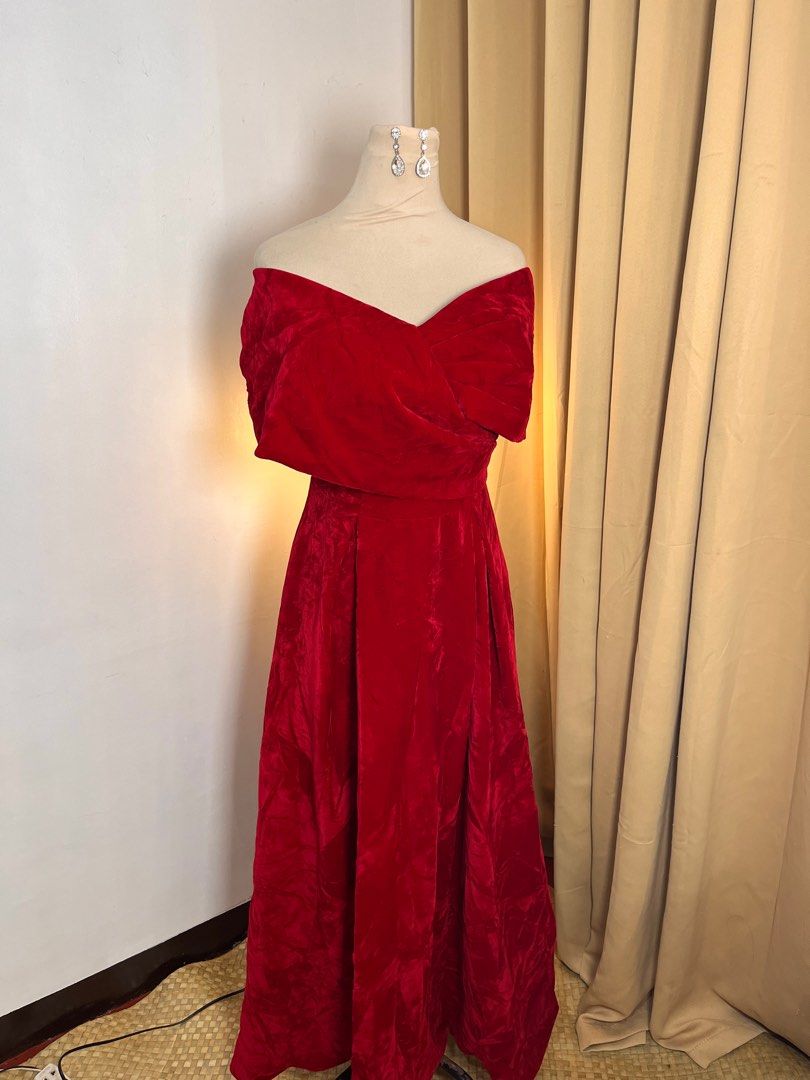 PLUS SIZE Velvet Gown FOR SALE (Category: Evening dresses & gowns) located in Marikina City. Submitted by shae_preloved (Listing ID 1368236721, Image 2). Description: Velvet tela - Makapal Can be worn with petticoat or as is Adjustable back Can fit 2XL - 4XL .