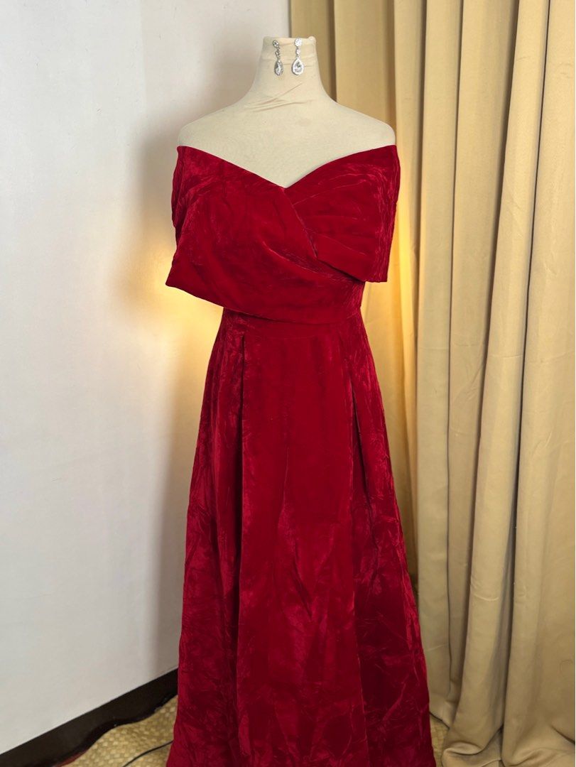 PLUS SIZE Velvet Gown FOR SALE (Category: Evening dresses & gowns) located in Marikina City. Submitted by shae_preloved (Listing ID 1368236721, Image 3). Description: Velvet tela - Makapal Can be worn with petticoat or as is Adjustable back Can fit 2XL - 4XL .