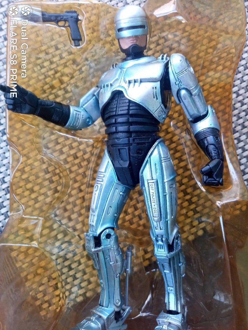 Robocop (Category: Figurines & Statues) located in Cavite. Submitted by richard.heart (Listing ID 1368230617, Image 3). Description: McFarlane Movie Maniacs 7 Robocop. Figure is BiB but is in great condition. Includes machine pistol (No base and box has yellowing)..