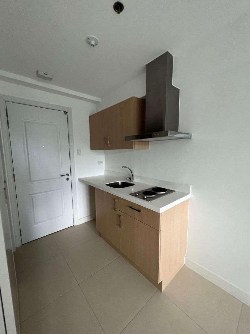The Residences at Commonwealth (Category: Apartments & Condos) located in Quezon City. Submitted by mariaamijan (Listing ID 1368368232, Image 3). Description: This is a pasalo condominium at the Residences..