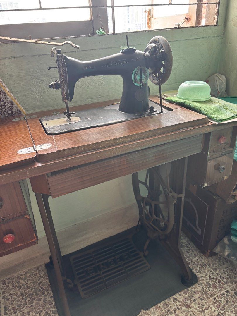 VINTAGE SINGER SEWING MACHINE
