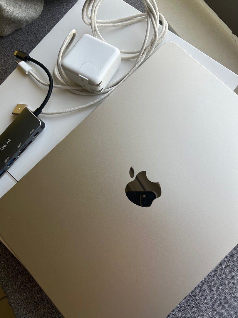 由 erico (刊登 ID 1368417448，圖片 1) 提交，位於 新北市 (New Taipei) 的 2023 Apple MacBook Air M2 (類別：電腦)，說明：【尺寸】：13.6吋 【容量】：256GB 【顏色】：玫瑰金 【狀態】：9.5成新 電池循環使用次數21；健康度100% 【外觀】：無任何刮痕及損傷 【地點】：限雙北面交 【其他】：2023年7月購入；另贈附擴充套件 閒置少使用故出售。