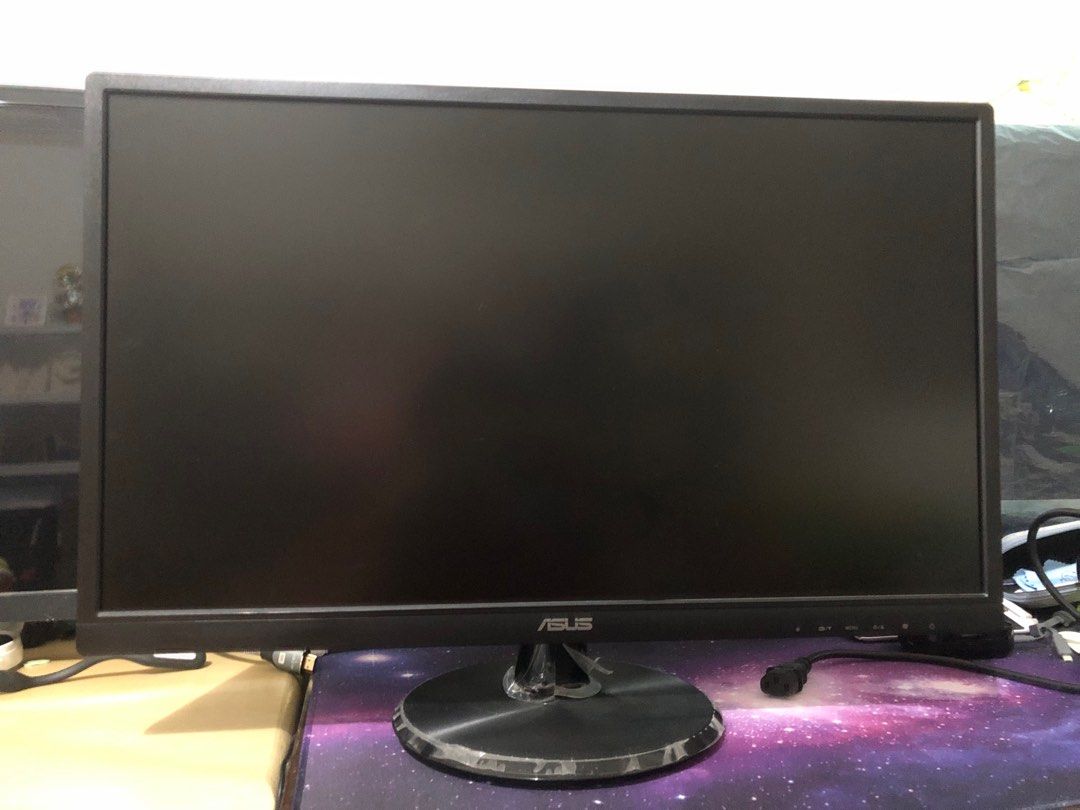 由 myie198132 (刊登 ID 1368553019，圖片 1) 提交，位於 桃園市 (Taoyuan) 的 華碩顯示器（故障） (類別：LCD 螢幕)，說明：突然下半畫面閃爍，很多白色幾條是手機拍照造成，其他正常。 有電源線，無外箱。。