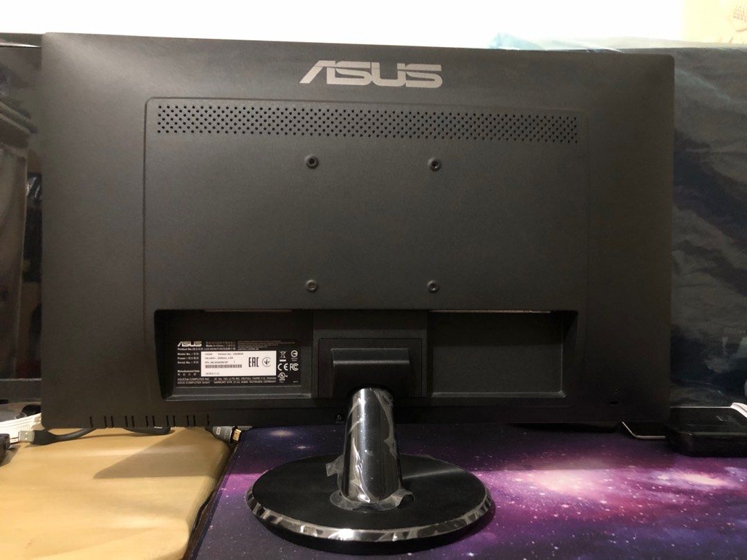 由 myie198132 (刊登 ID 1368553019，圖片 2) 提交，位於 桃園市 (Taoyuan) 的 華碩顯示器（故障） (類別：LCD 螢幕)，說明：突然下半畫面閃爍，很多白色幾條是手機拍照造成，其他正常。 有電源線，無外箱。。