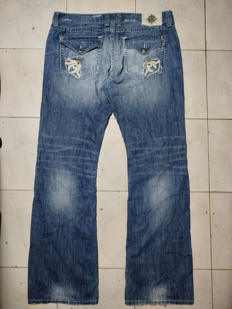 Affliction Blue Jeans (Category: Jeans) located in San Juan City. Submitted by reddvelasquez4298 (Listing ID 1368446452, Image 2). Description: Affliction Blue Jeans Cooper Relaxed Boot Distressed Size 40-41 Waistline 46.5 Length Thigh 11 Leg Opening 10.5 Good Condition May washable stains, check photos. 😊 1750 pesos PM.