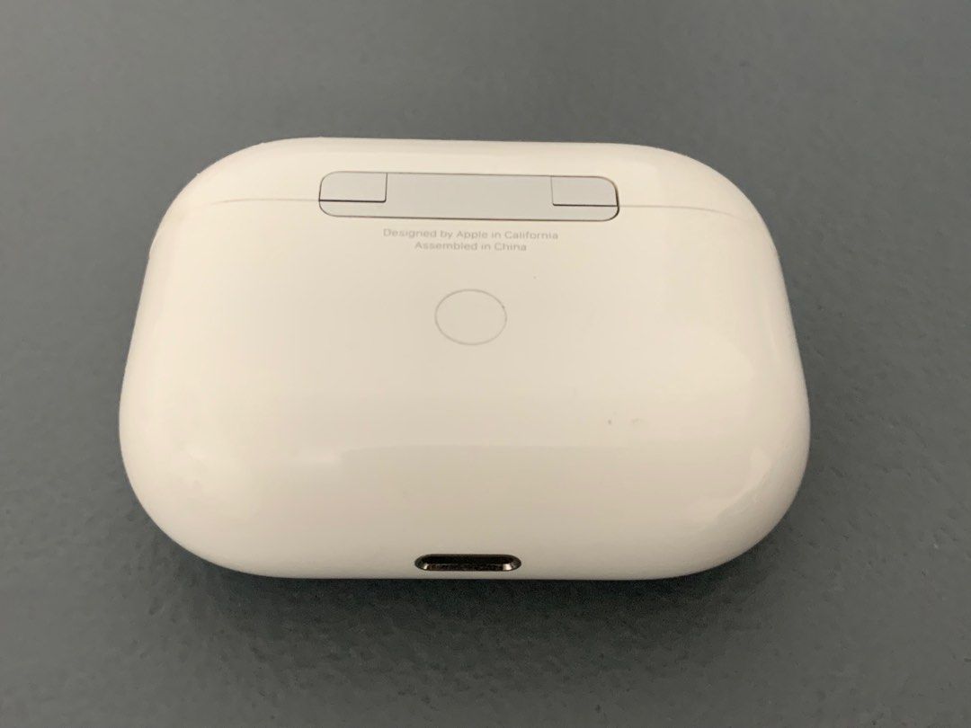 AirPods Pro 1st Gen Model A2084 (Category: Earphones) located in Manila. Submitted by dsn_md (Listing ID 1368403853, Image 3). Description: AirPods Pro A2084 model Uses lightning cord for charging AirPods case - no issues except signs of normal usage Issue: AirPods buds - may static na kapag masyado malakas. Discoloration. May crack din ung airbuds. See photo. Gumagana pa naman. Mismatched din ung airpods kasi nawala ko ung right pair before pero