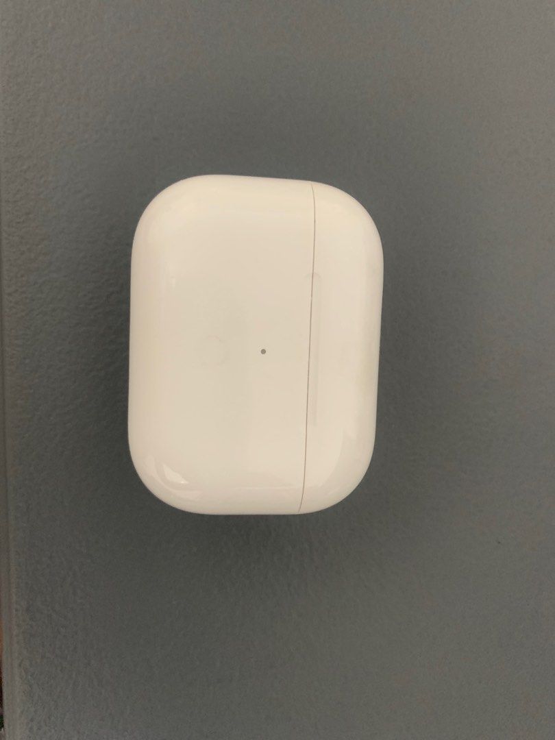 AirPods Pro 1st Gen Model A2084 (Category: Earphones) located in Manila. Submitted by dsn_md (Listing ID 1368403853, Image 2). Description: AirPods Pro A2084 model Uses lightning cord for charging AirPods case - no issues except signs of normal usage Issue: AirPods buds - may static na kapag masyado malakas. Discoloration. May crack din ung airbuds. See photo. Gumagana pa naman. Mismatched din ung airpods kasi nawala ko ung right pair before pero