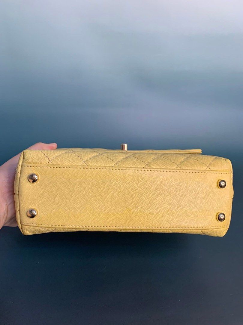 Authentic ⭐️chanelcoco handle size small (Category: Luxury Bags & Wallets) located in Quezon City. Submitted by jhaediah (Listing ID 1368525883, Image 3). Description: ⭐️chanelcoco handle size small Microchip! With box, paperbag, booklet, & tags.