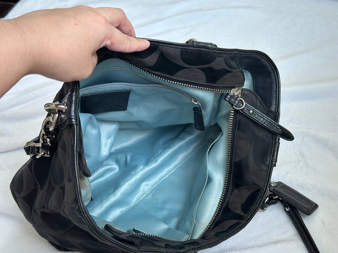 Authentic Coach Canvas Tote Bag (Category: Tote Bags) located in Makati City. Submitted by ribsclutter (Listing ID 1368480961, Image 3). Description: Authentic Coach Canvas Black Tote Sourced from Japan 🇯🇵 No issues / Good as new 📍Makati City MOP: Gcash upon handing over to rider MOD: J&T / Lalamove / Same day delivery .