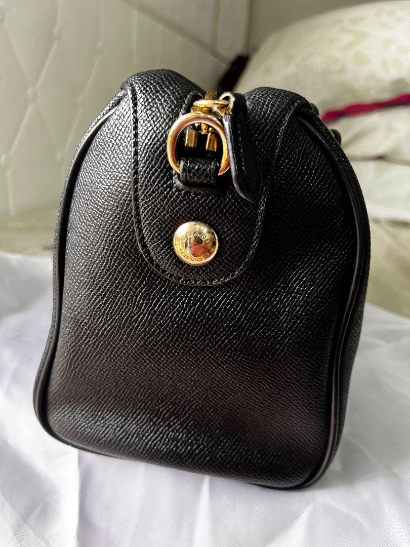 Coach Doctor’s Bag Black (Category: Luxury Bags & Wallets) located in Paranaque City. Submitted by chayfigz (Listing ID 1368532278, Image 2). Description: REPRICED. Issue: nagbubbles ung creed kaya i removed it na. May minor defect sa handle. Pls see last pic. Other than that, the bag is very good and presentable. Very elegant kahit used because the leather is well maintained. Btw, walang sling to..