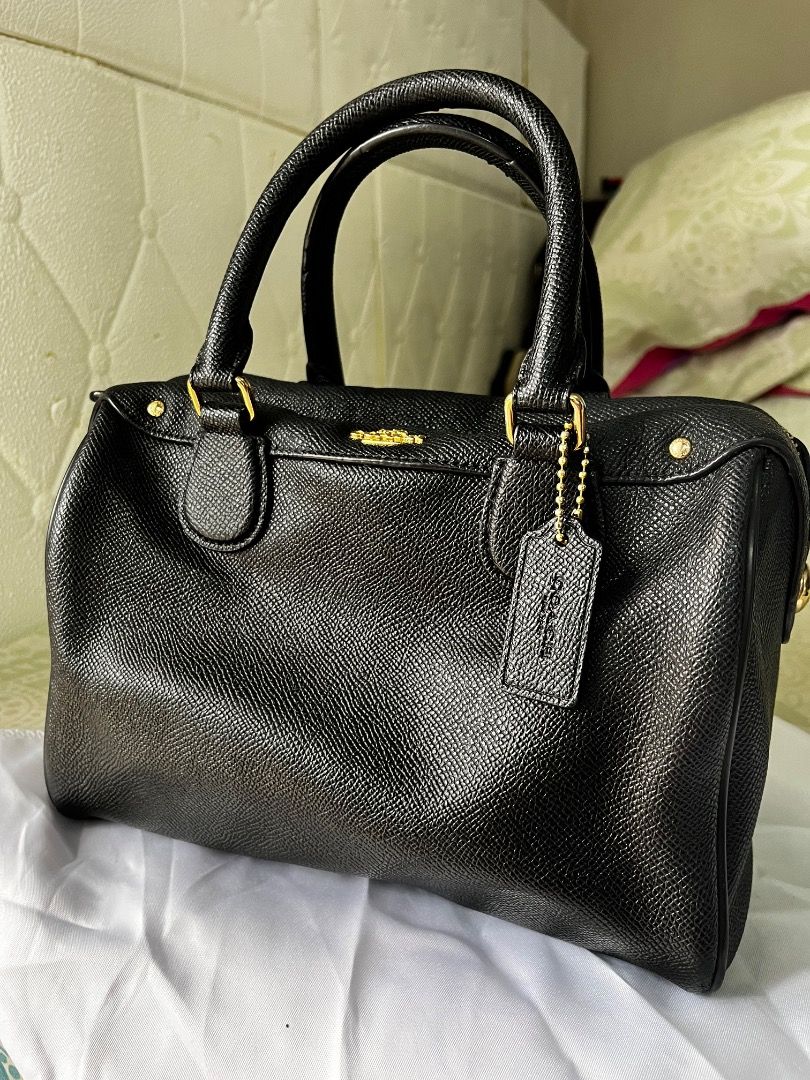 Coach Doctor’s Bag Black (Category: Luxury Bags & Wallets) located in Paranaque City. Submitted by chayfigz (Listing ID 1368532278, Image 1). Description: REPRICED. Issue: nagbubbles ung creed kaya i removed it na. May minor defect sa handle. Pls see last pic. Other than that, the bag is very good and presentable. Very elegant kahit used because the leather is well maintained. Btw, walang sling to..