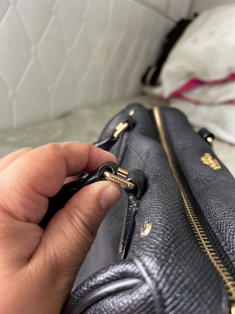 Coach Doctor’s Bag Black (Category: Luxury Bags & Wallets) located in Paranaque City. Submitted by chayfigz (Listing ID 1368532278, Image 3). Description: REPRICED. Issue: nagbubbles ung creed kaya i removed it na. May minor defect sa handle. Pls see last pic. Other than that, the bag is very good and presentable. Very elegant kahit used because the leather is well maintained. Btw, walang sling to..