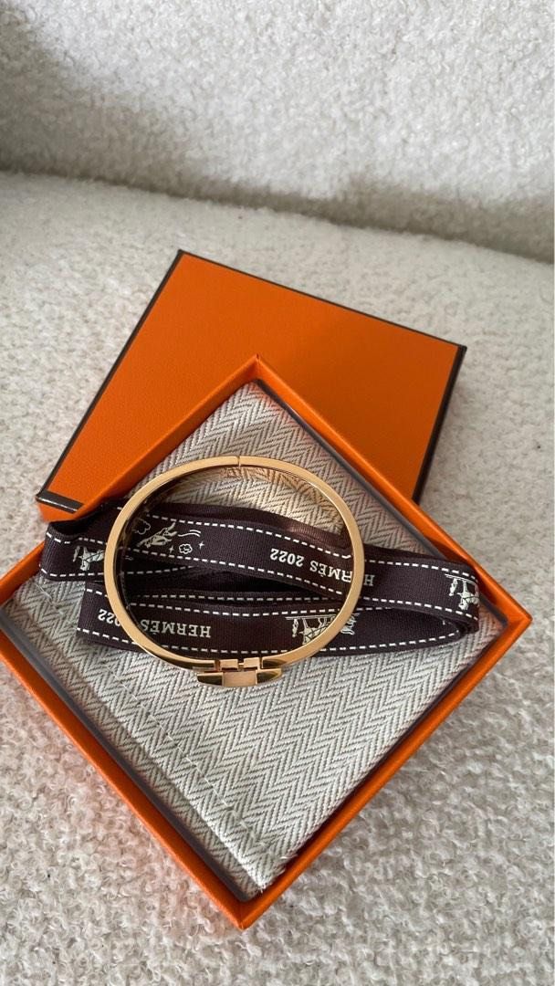 Authentic Hermes Clic H Bracelet Blanc Rosegold PM (Category: Luxury Accessories) located in Quezon City. Submitted by breakmyfashion (Listing ID 1368512650, Image 2). Description: Comes in full set with receipt, box, paperbag and dust bag. .