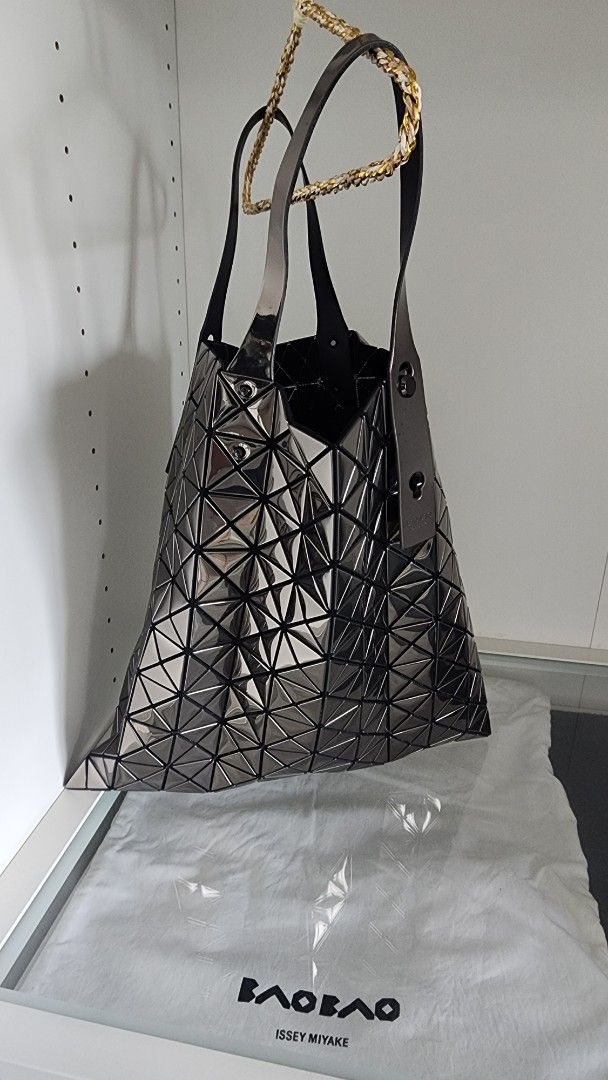 Bao Bao Issey Miyake (Category: Bags & Wallets) located in Singapore. Submitted by simple.lurve (Listing ID 1368485775, Image 1). Description: .