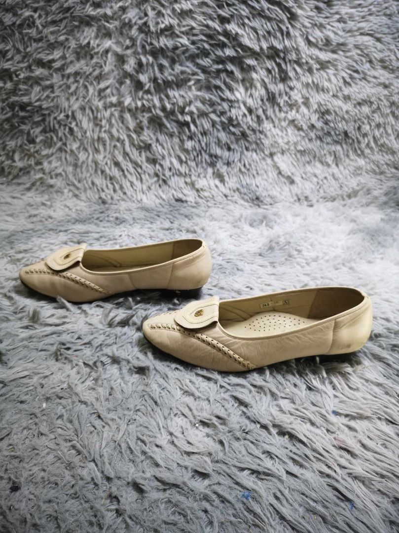 Beige Leather Round Toe Low Heels (Category: Heels) located in Santa Cruz. Submitted by jmy_surplus.2 (Listing ID 1368518140, Image 2). Description: Size ; 24.5cm Color ; Beige Type ; Heels Brand ; No brand Material ; Leather Style ; Beige leather Low Heels MK A JMY 4.