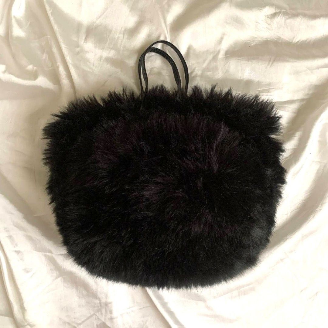 black fluffy fur bag y2k gothic 2000's (Category: Tote Bags) located in Arayat. Submitted by capymelon (Listing ID 1368436328, Image 2). Description: size can be adjusted thru handle with magnetic lock !! can be a hand bag or shoulder bag issue: needs clean sa outer part, may peel ang leather inside but none sa handle dm for dimes if interested (⁠ ⁠◜⁠‿⁠◝⁠ ⁠)⁠♡.