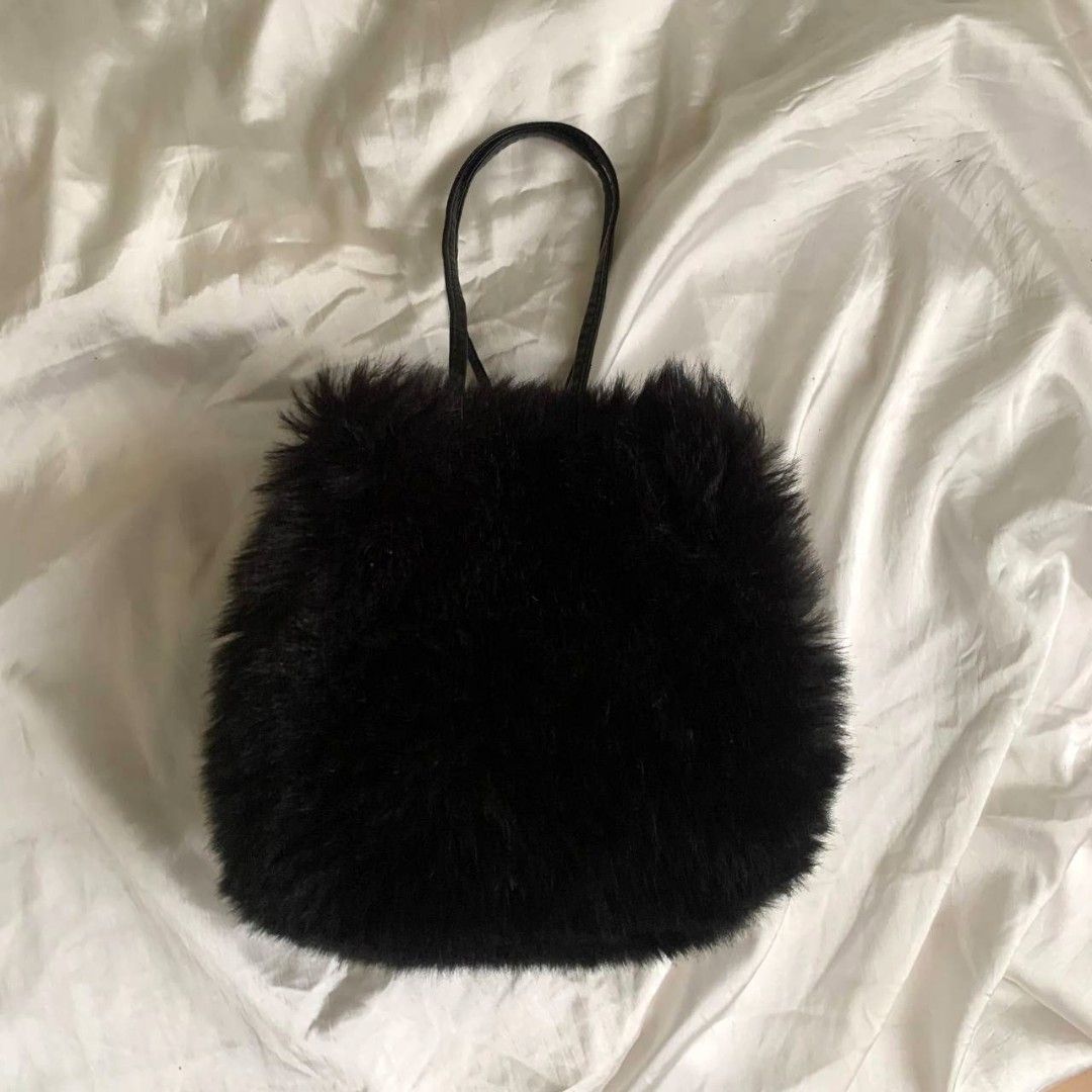 black fluffy fur bag y2k gothic 2000's (Category: Tote Bags) located in Arayat. Submitted by capymelon (Listing ID 1368436328, Image 3). Description: size can be adjusted thru handle with magnetic lock !! can be a hand bag or shoulder bag issue: needs clean sa outer part, may peel ang leather inside but none sa handle dm for dimes if interested (⁠ ⁠◜⁠‿⁠◝⁠ ⁠)⁠♡.
