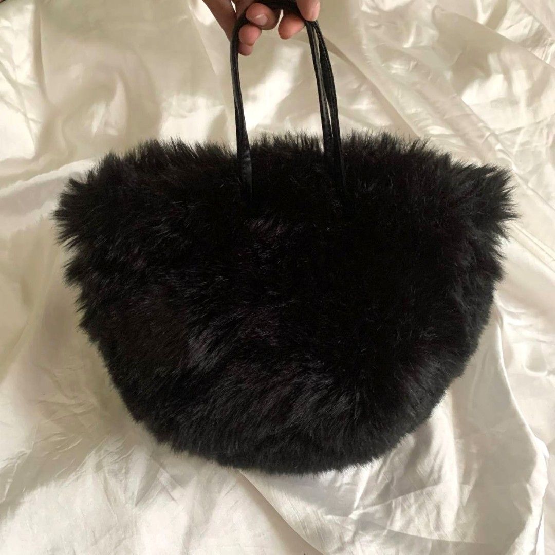 black fluffy fur bag y2k gothic 2000's (Category: Tote Bags) located in Arayat. Submitted by capymelon (Listing ID 1368436328, Image 1). Description: size can be adjusted thru handle with magnetic lock !! can be a hand bag or shoulder bag issue: needs clean sa outer part, may peel ang leather inside but none sa handle dm for dimes if interested (⁠ ⁠◜⁠‿⁠◝⁠ ⁠)⁠♡.
