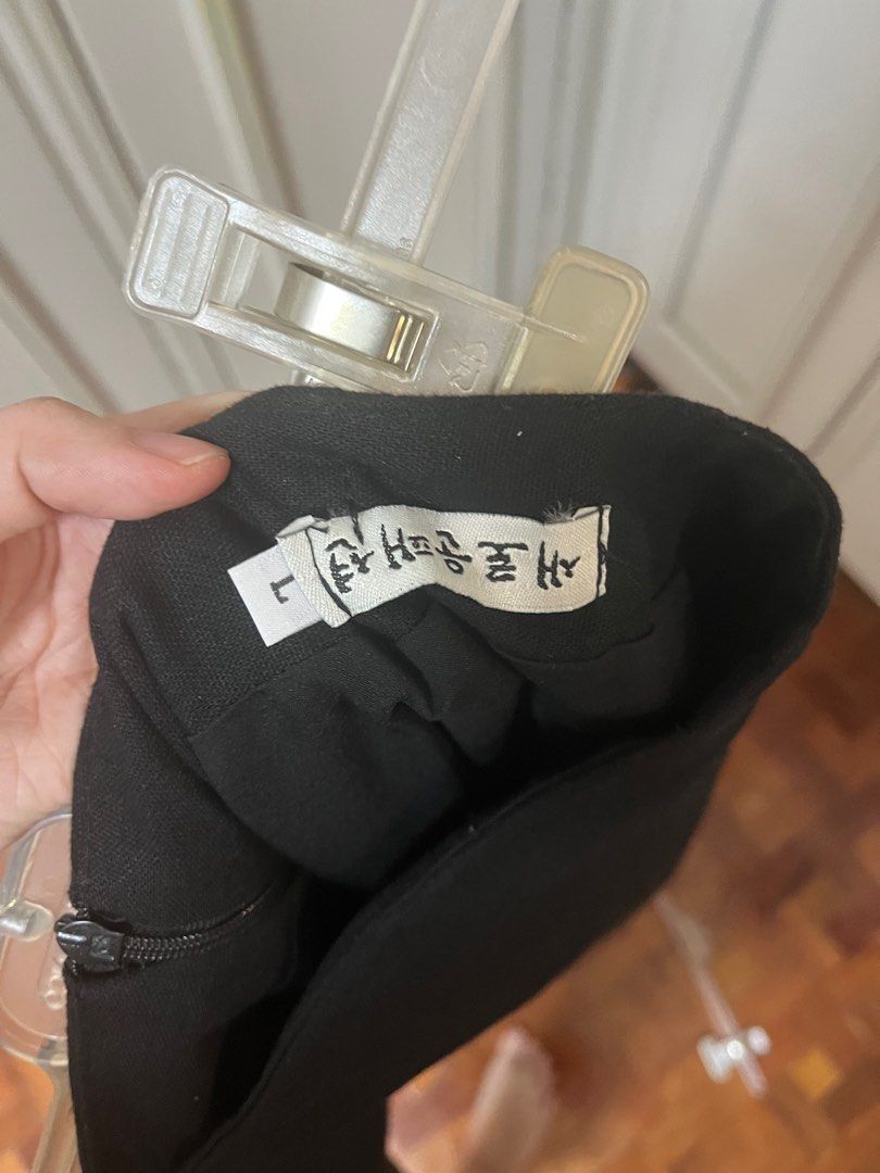 Black Linen Maxi Skirt (Category: Skirts) located in Mandaluyong City. Submitted by chwtme (Listing ID 1368490914, Image 2). Description: .