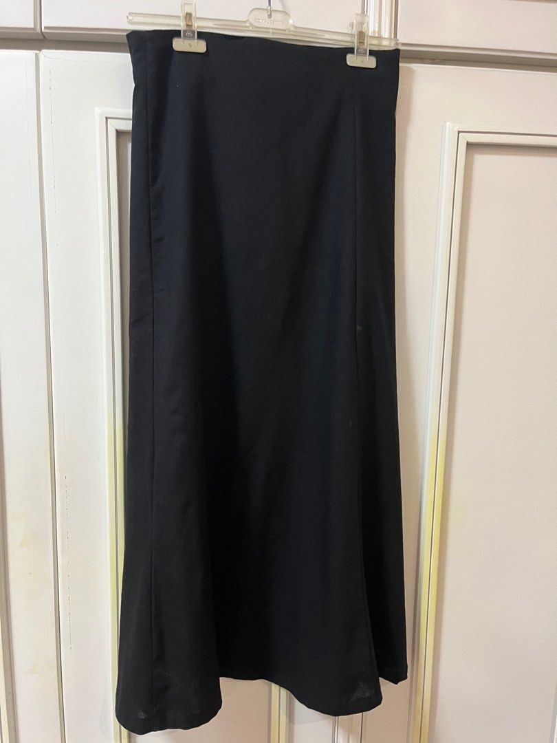 Black Linen Maxi Skirt (Category: Skirts) located in Mandaluyong City. Submitted by chwtme (Listing ID 1368490914, Image 1). Description: .
